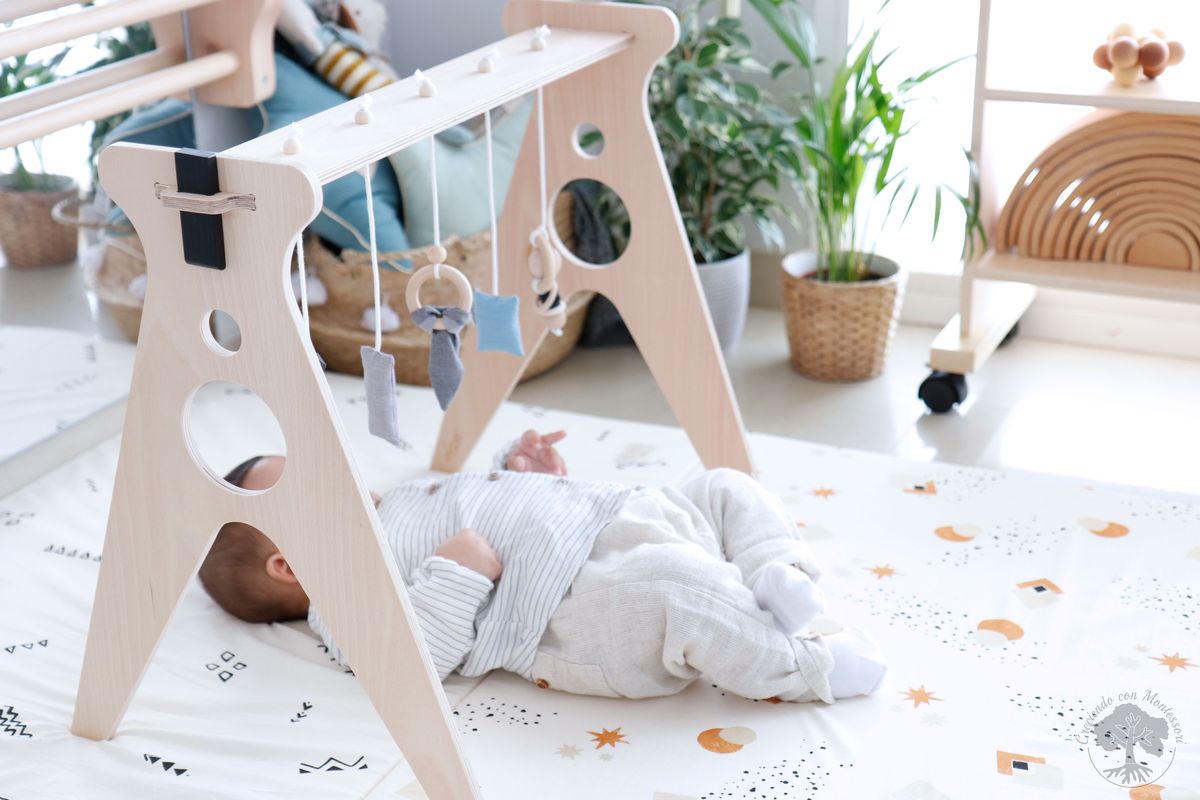 Ambiente Montessori para recién nacido. Zona de movimiento - Aprendiendo  con Montessori