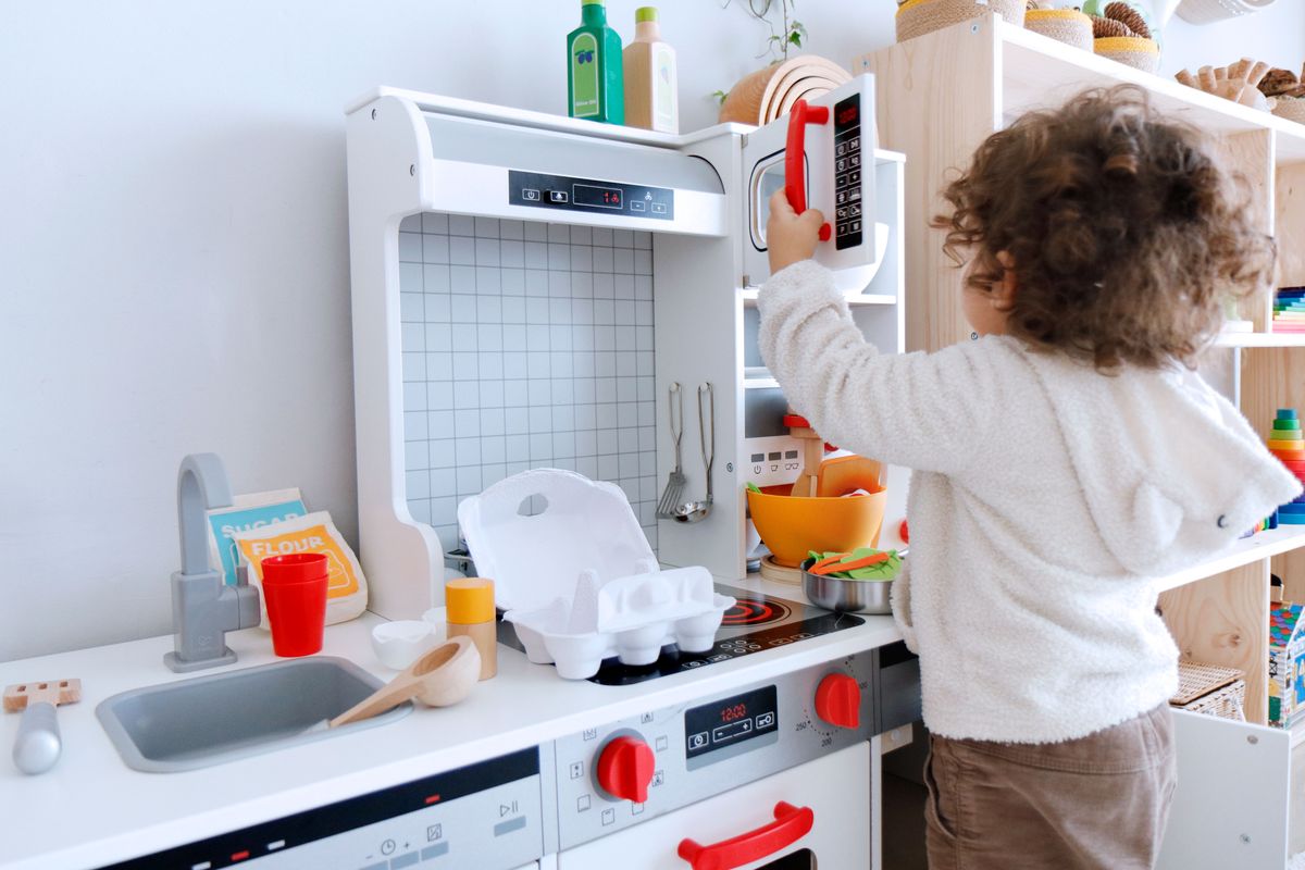 Vista superior de un pequeño niño asiático de 2 años que se divierte  jugando plastilina de colores / juegos de cocina, juguetes de cocina en la  escuela de juegos, juguetes educativos concepto
