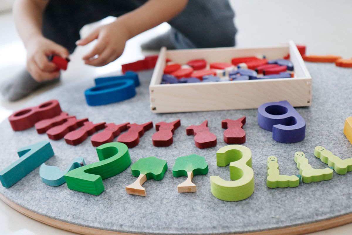  WOODENFUN Juego de tren de números para niños de 1, 2 y 3 años,  autos de juguete educativos para niños pequeños, juguetes de aprendizaje  Montessori para niños y niñas (verde) 