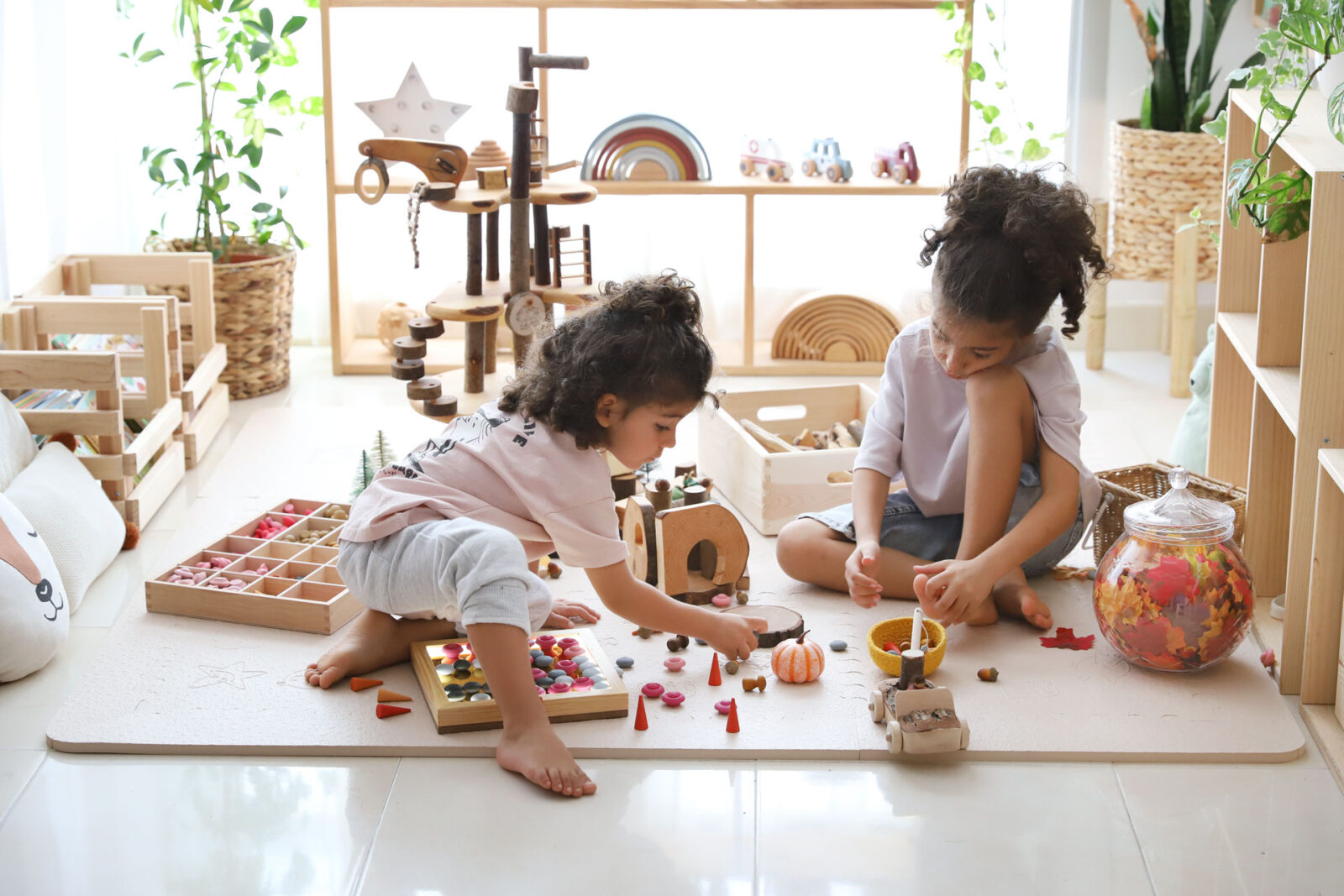 Las alfombras en la zona de juego libre – Creciendo Con Montessori
