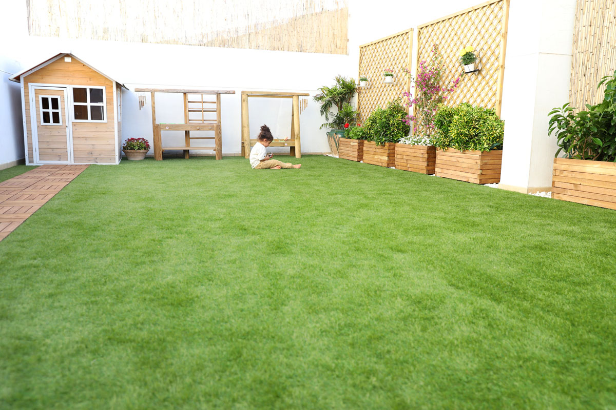 Decorar la terraza con césped artificial – Creciendo Con Montessori